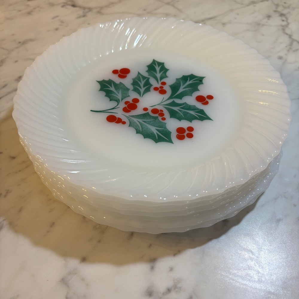Vintage Arcoroc Mexico Milk Glass Christmas Holly Berry Swirl Plates Set of 7